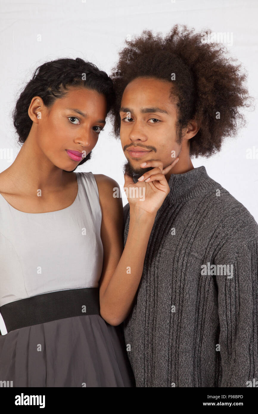Carino coppia nero come amanti, mostrando affetto Foto Stock