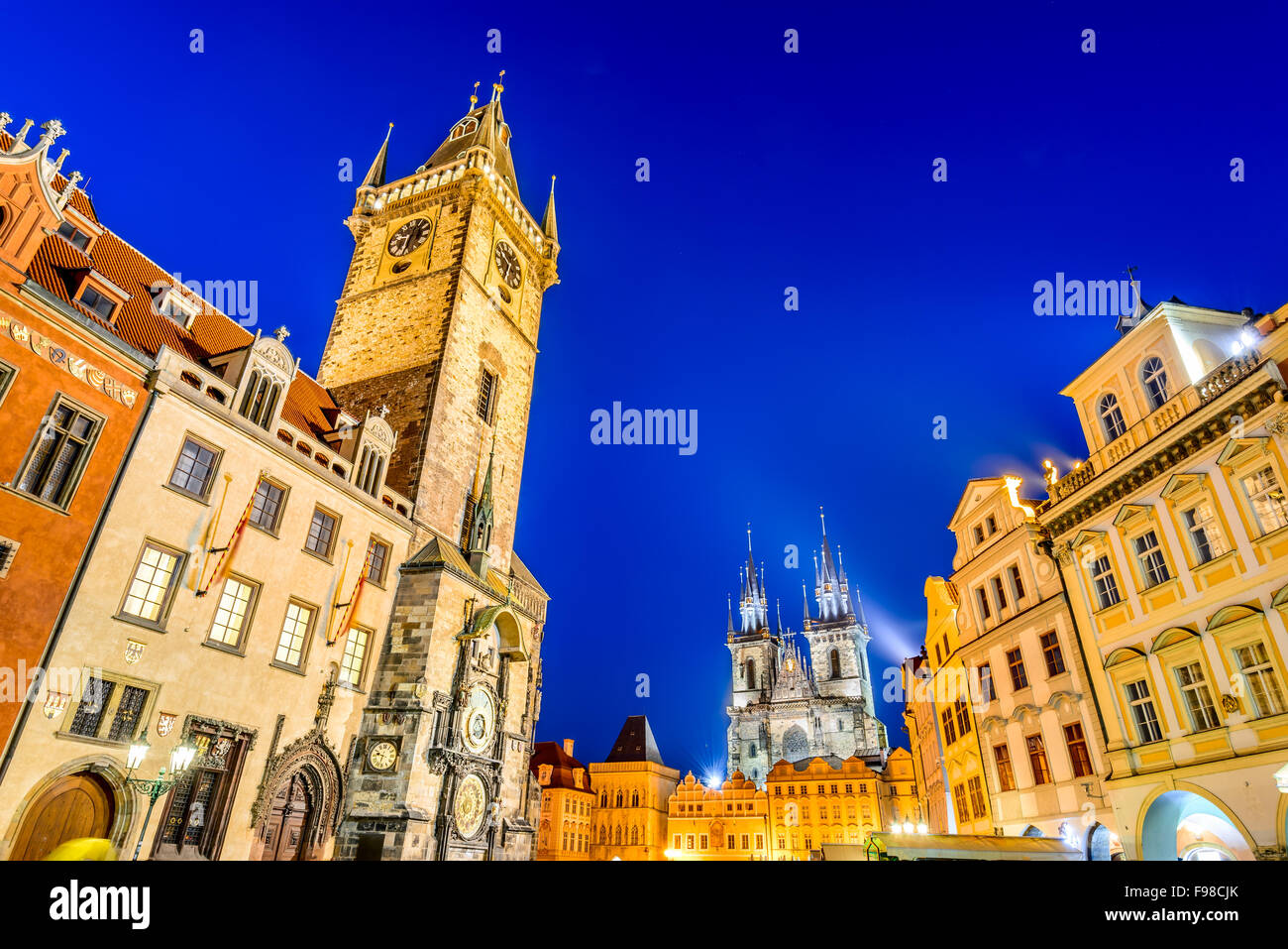 Praga, Repubblica Ceca. Immagine del tramonto con il Vecchio Municipio di Tyn e la chiesa di Nostra Signora in Starometska Square, Gohtic style in Boemia. Foto Stock
