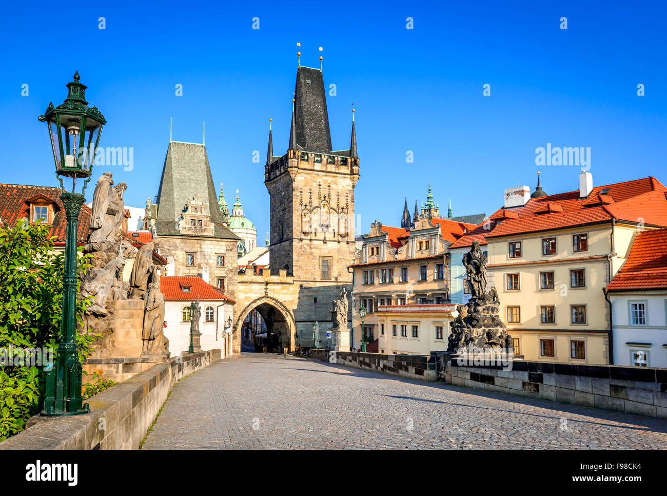 Praga, Repubblica Ceca. Il Ponte Carlo con la sua statuetta, Lesser Town Tower Bridge e la Torre del Ponte Giuditta. Foto Stock