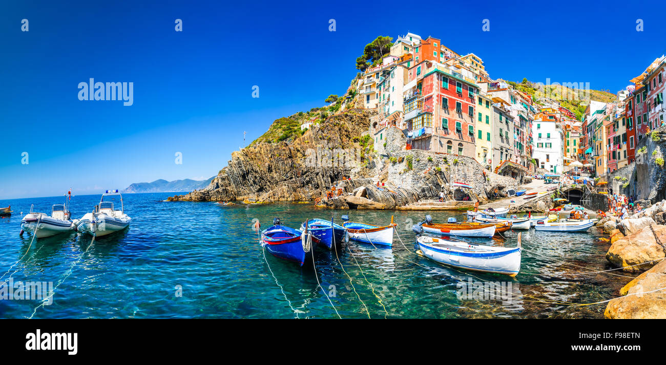 Cinque Terre, Italia. Riomaggiore si un piccolo villaggio di pescatori in tutta la regione Liguria di Itala, Mare Mediterraneo. Foto Stock