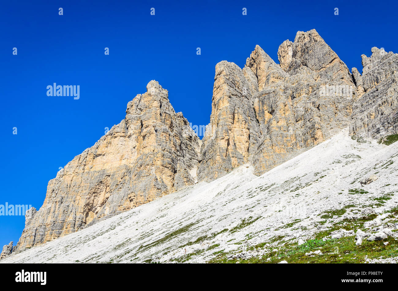 Vista del famoso Tre Cime di Lavaredo (Drei Zinnen) nelle Dolomiti, uno dei più noti gruppi di montagna in Europa. Foto Stock