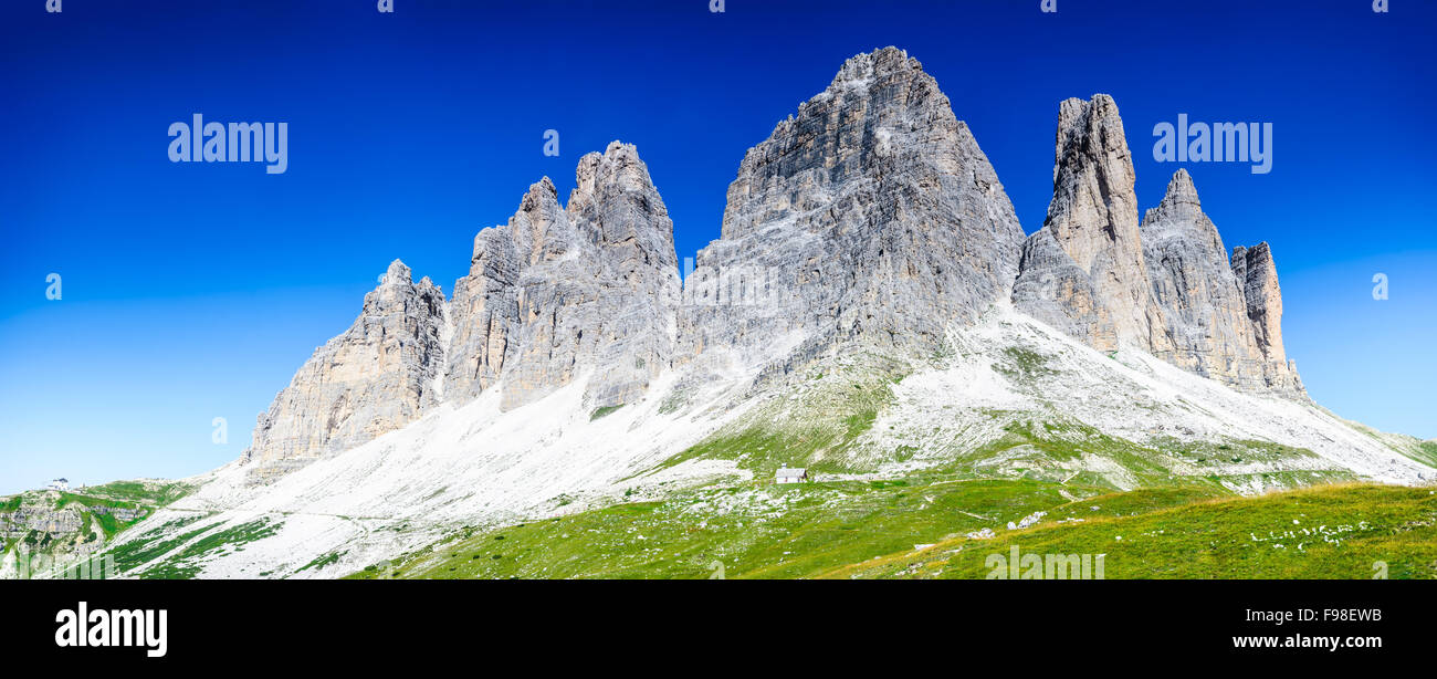 Vista del famoso Tre Cime di Lavaredo (Drei Zinnen) nelle Dolomiti, uno dei più noti gruppi di montagna in Europa. Foto Stock