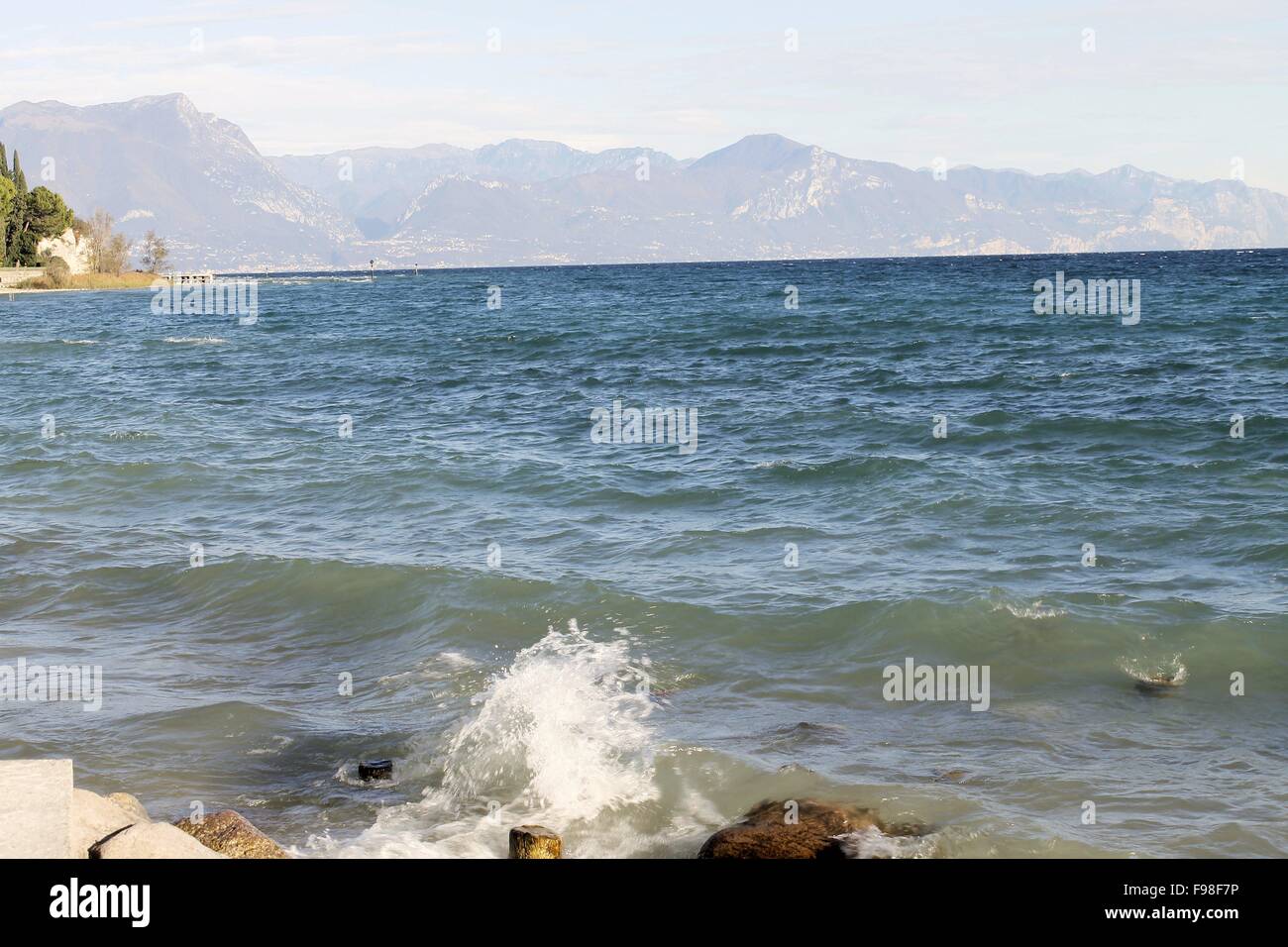 Il paesaggio della spiaggia di Sirmione sul lago di Garda in Italia settentrionale Foto Stock