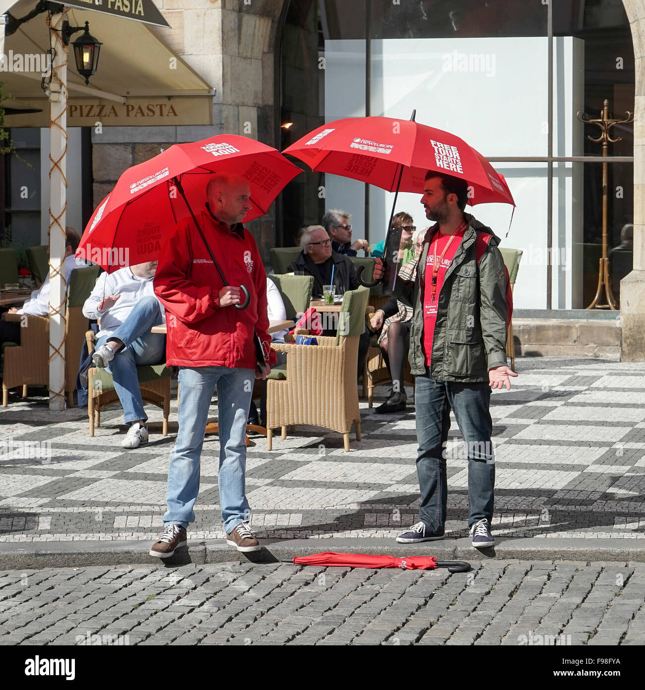 Guide turistiche in attesa per i clienti in Piazza della Città Vecchia di Praga Foto Stock