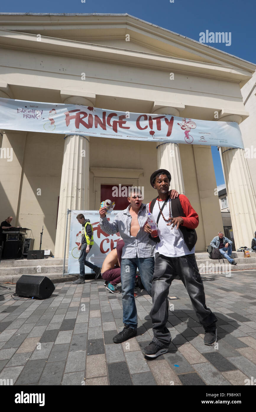 Artisti di strada al Brighton Fringe Festival nel 2015 Foto Stock