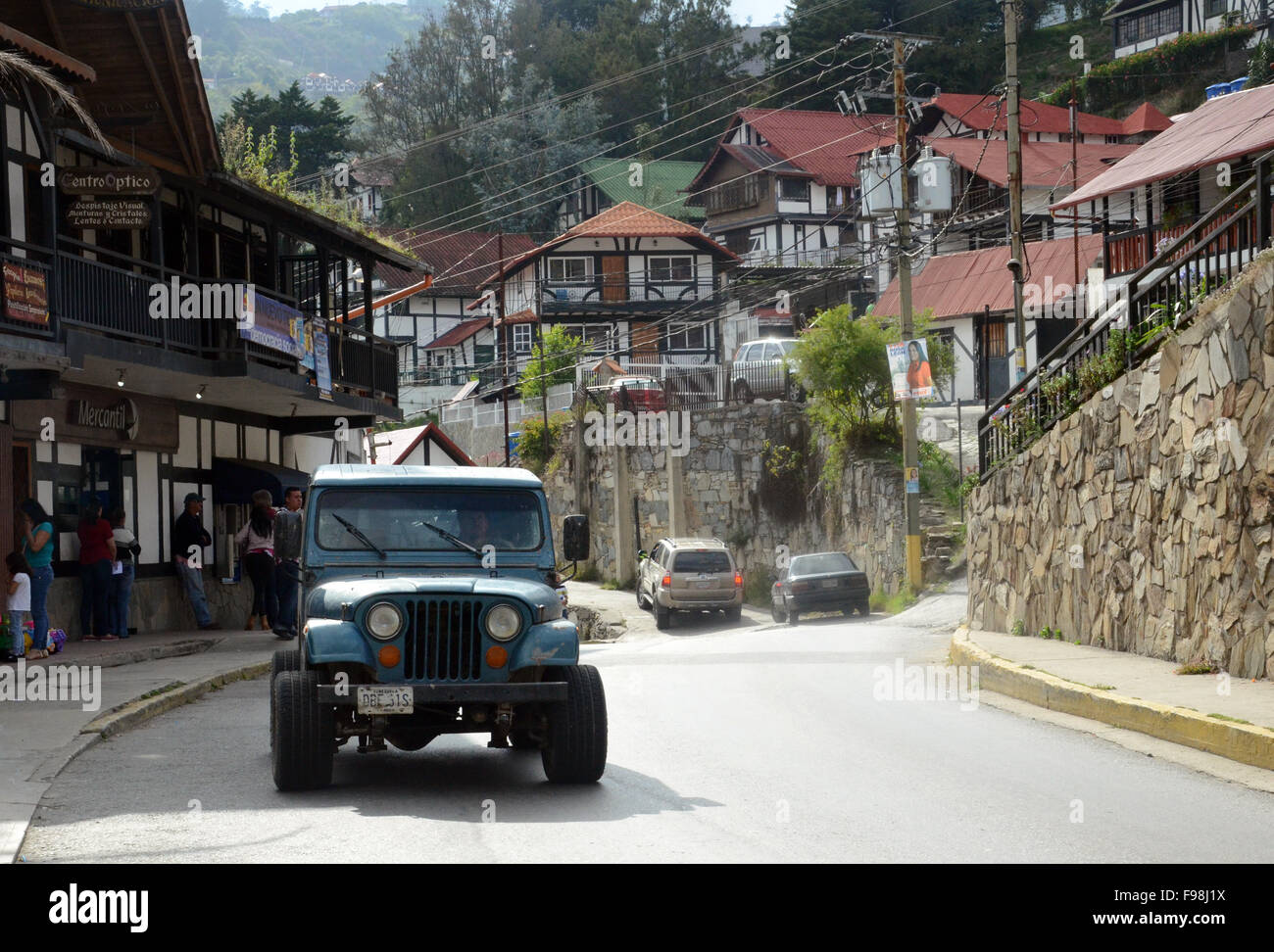 Colonia Tovar, Venezuela. 04 Dic, 2015. Strøget vista della colonia tedesca fondata da imigrants da Kaiserstuhl nel 1843 Colonia Tovar, Venezuela, 04 dicembre 2015. La maggior parte degli immigrati discendenti non parlano il tedesco più. Foto: Georg Ismar/dpa/Alamy Live News Foto Stock