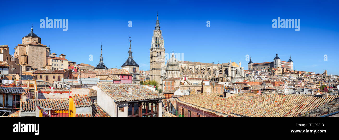 Toledo, Spagna. L'Alcazar e l'antica città su una collina sopra il fiume Tago, Castilla la Mancha medievale di attrazione Espana. Foto Stock
