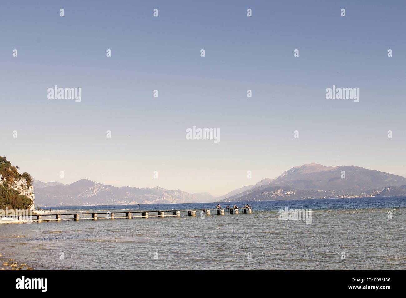 Il paesaggio della spiaggia di Sirmione sul lago di Garda in Italia settentrionale Foto Stock