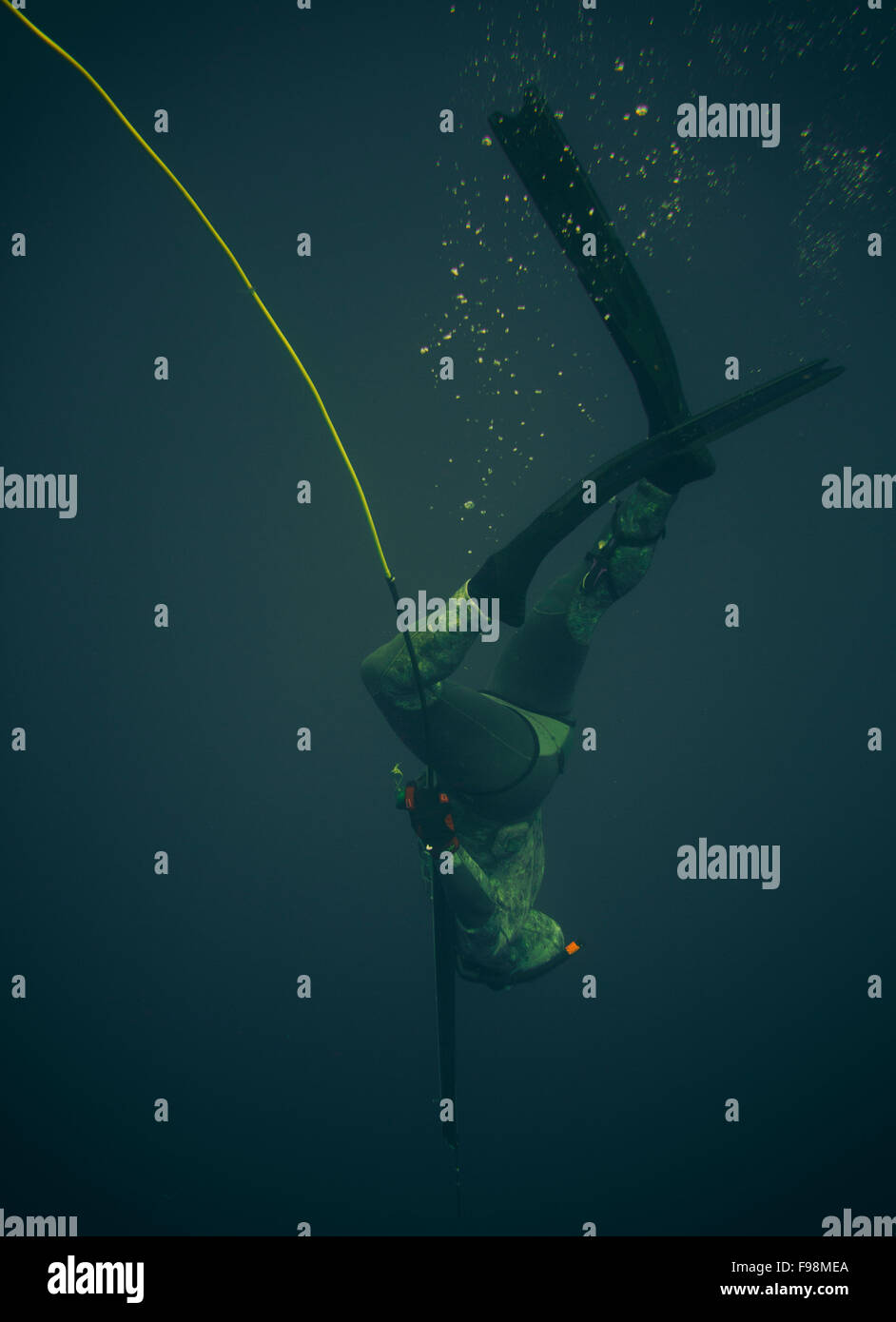 Una lancia di fisher immersioni subacquee con fucile. Foto Stock