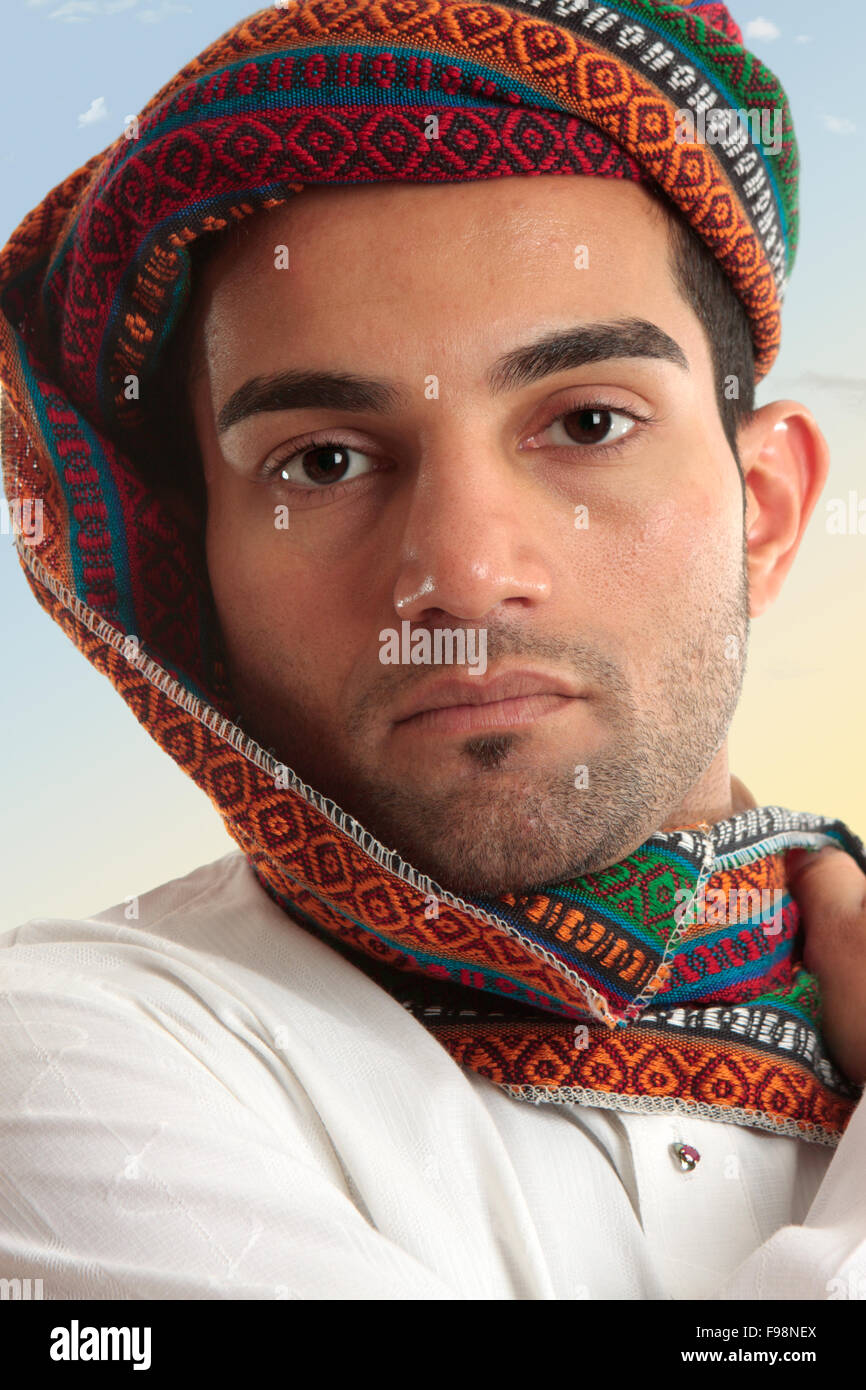 Uomo arabo indossando turbante Foto Stock