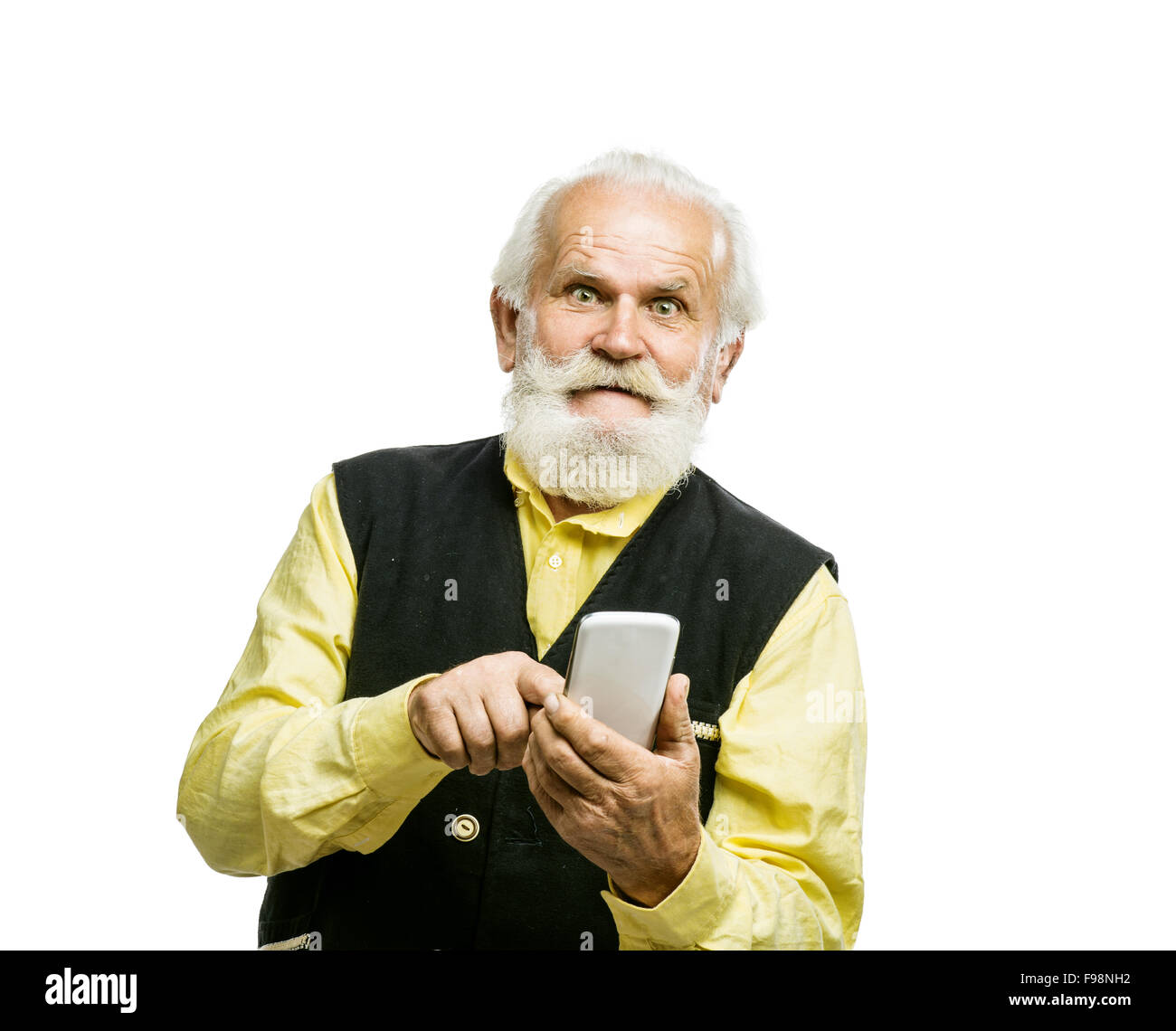 Attiva vecchia uomo barbuto con telefono cellulare isolato su sfondo bianco Foto Stock