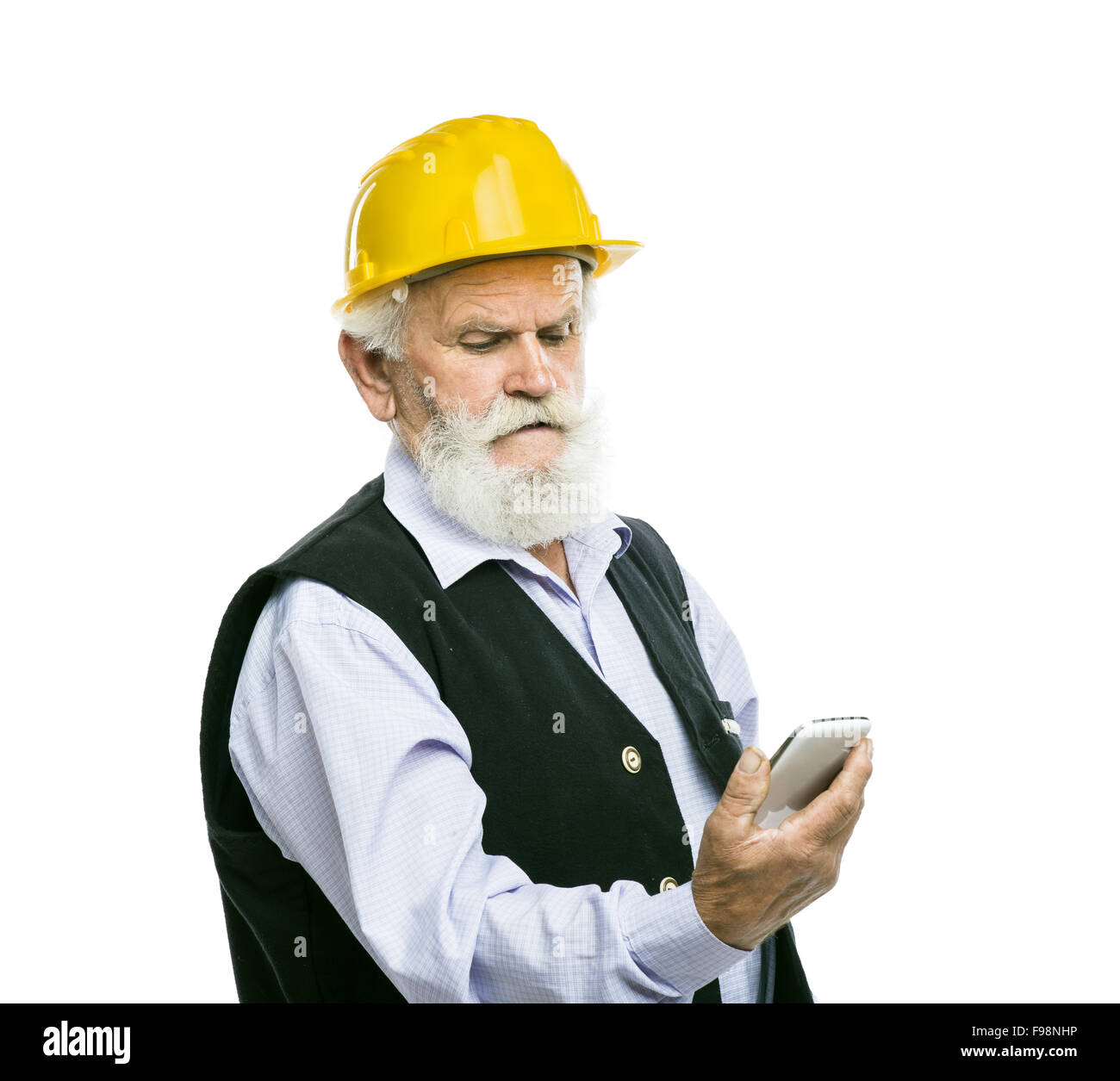 Senior lavoratore manuale con casco giallo chiamando al telefono isolato su sfondo bianco Foto Stock
