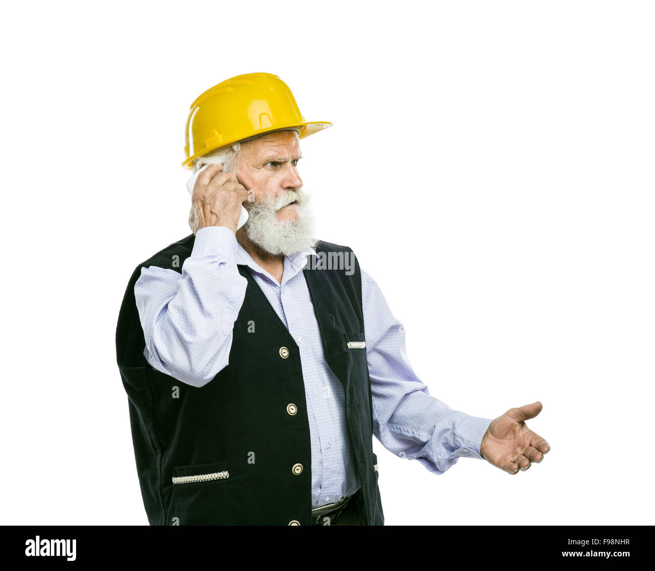 Senior lavoratore manuale con casco giallo chiamando al telefono isolato su sfondo bianco Foto Stock