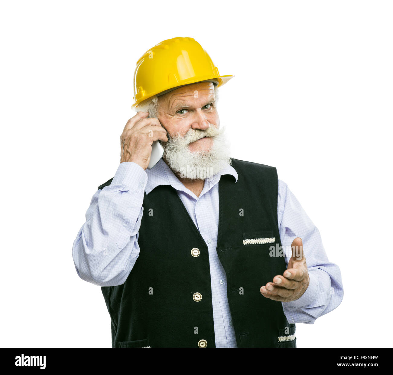 Senior lavoratore manuale con casco giallo chiamando al telefono isolato su sfondo bianco Foto Stock