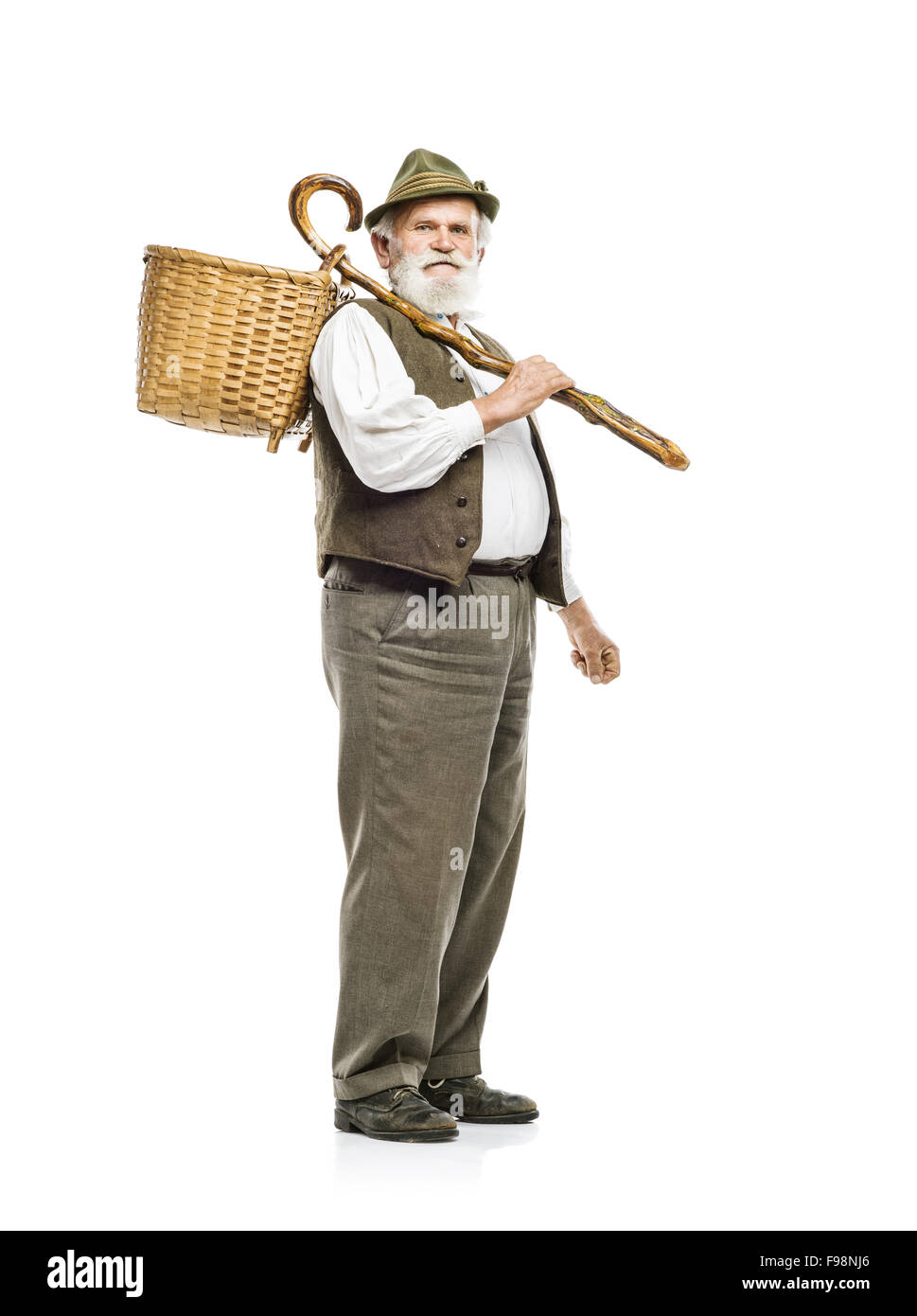 Il vecchio barbuto uomo agricoltore in hat cestello di contenimento, isolato su sfondo bianco Foto Stock