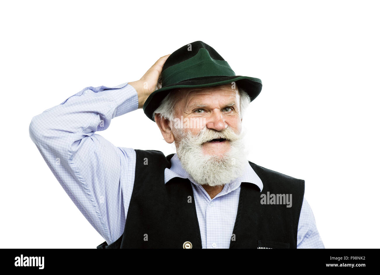 Ritratto di vecchio barbuto uomo bavarese sollevando il suo cappello in segno di saluto in studio su sfondo bianco Foto Stock