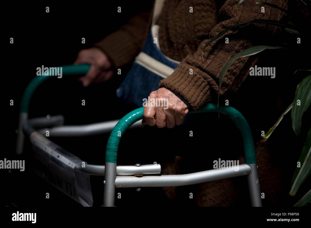 Una donna usa uno zimmer frame nella Nostra Signora di Guadalupe a casa per anziani, Città del Messico Foto Stock