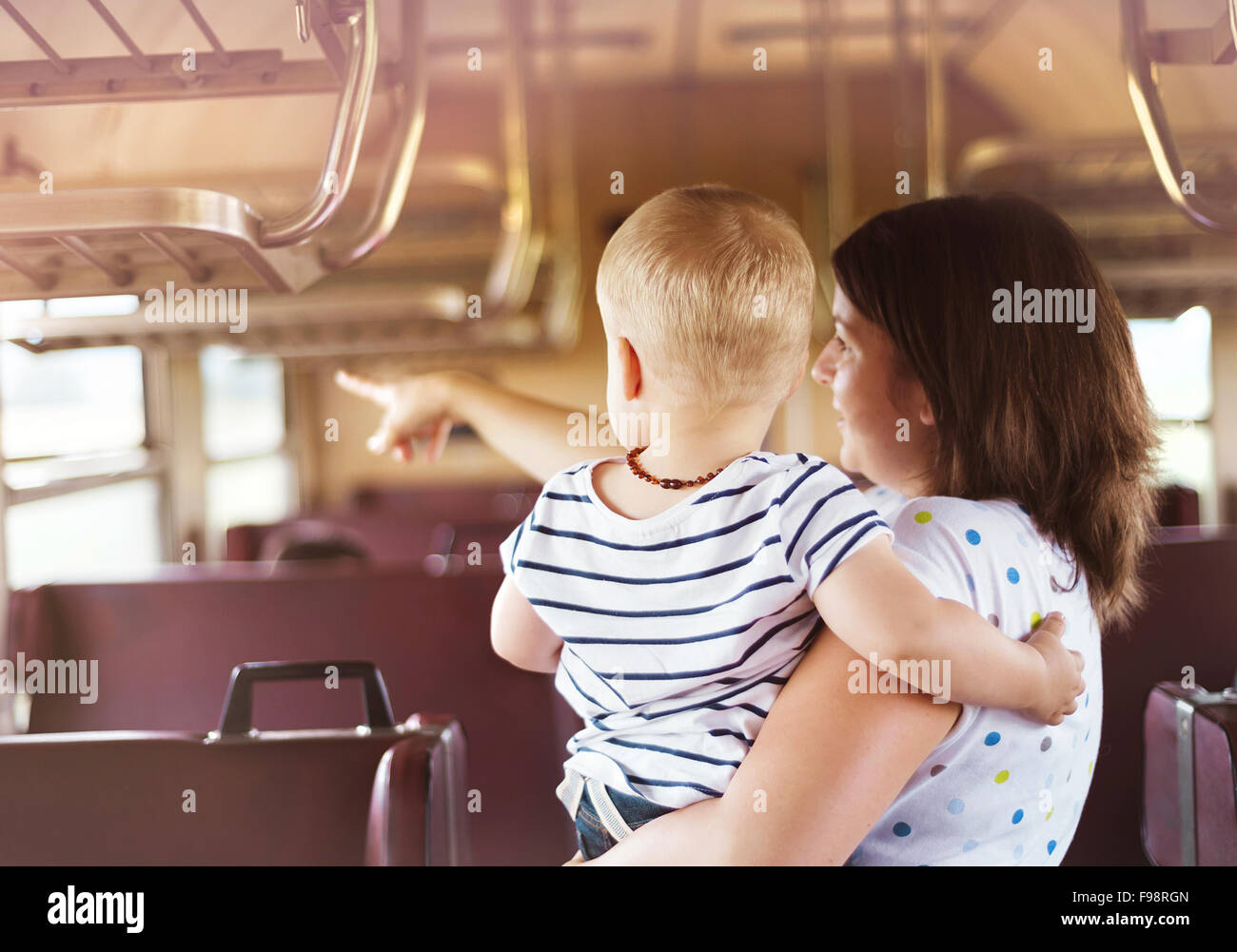 Madre e figlio di viaggio in treno retrò. Foto Stock