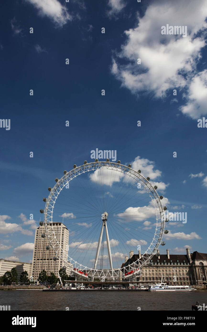 Il London Eye, la grande ruota panoramica Ferris che pesa 2.100 tonnellate, è 135m in alto, ha una circonferenza di 424 metri e può trasportare 800 persone alla volta, sedersi sulle rive del fiume Tamigi Foto Stock