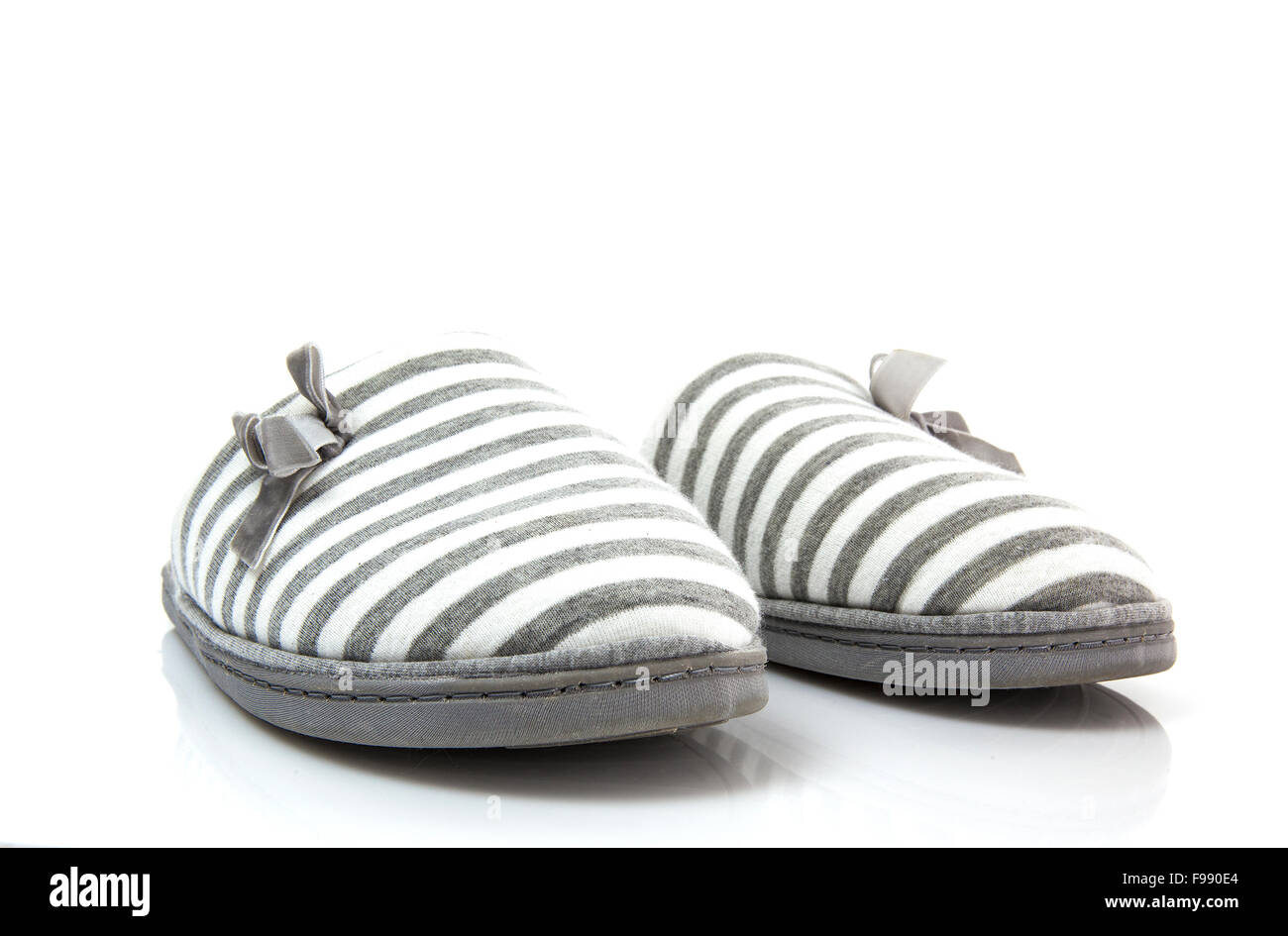 Coppia di pantofole grigio su sfondo bianco Foto Stock