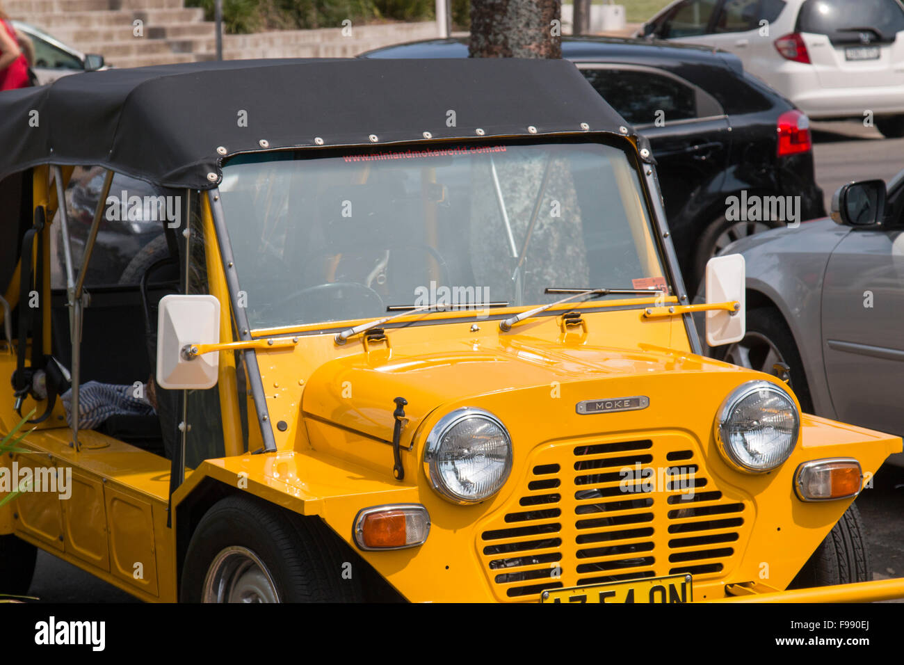 Mini giallo fuma automobile parcheggiata in North Sydney, Australia Foto Stock