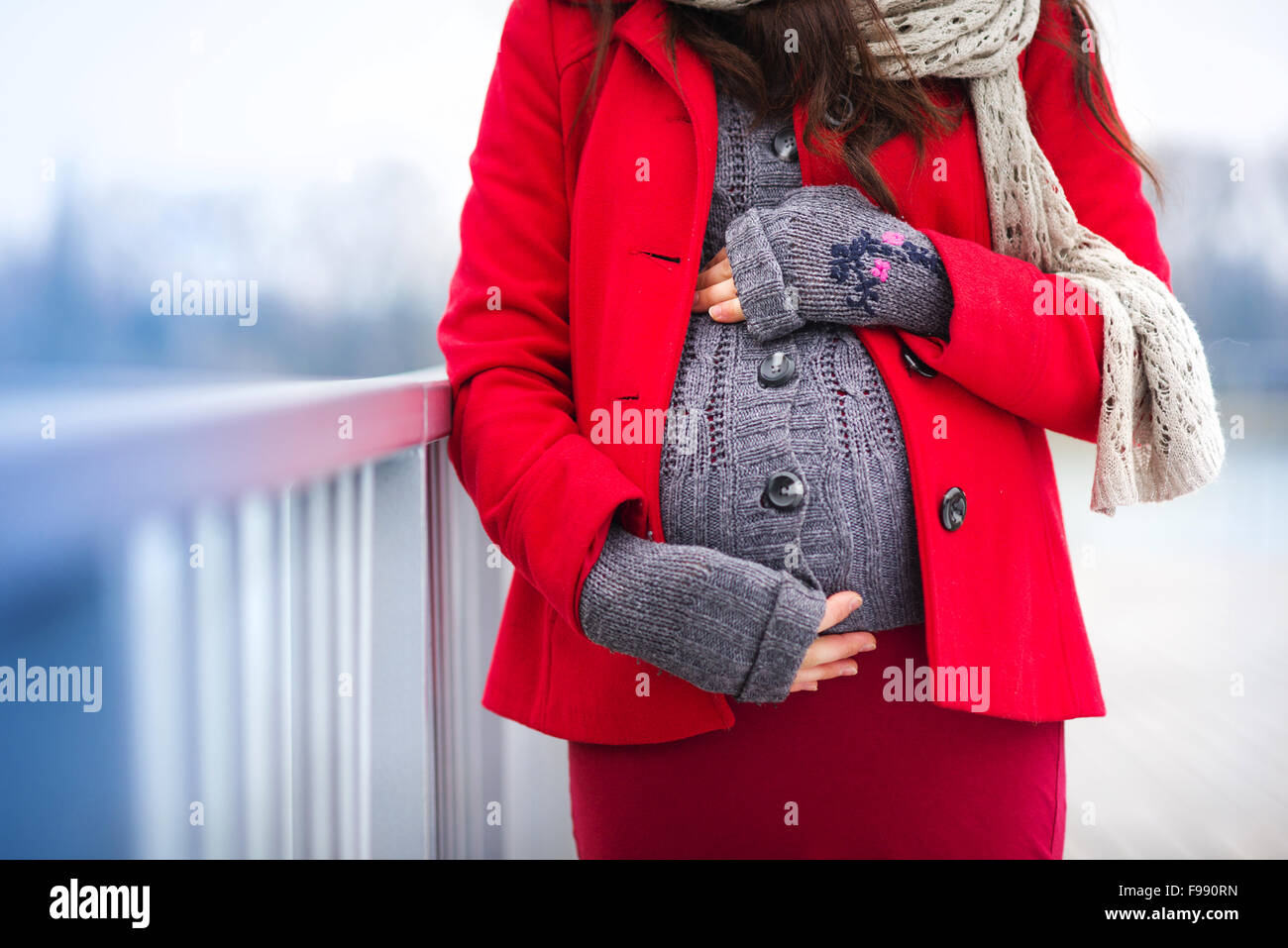 Dettaglio di un irriconoscibile della donna incinta, pancia in inverno Foto Stock