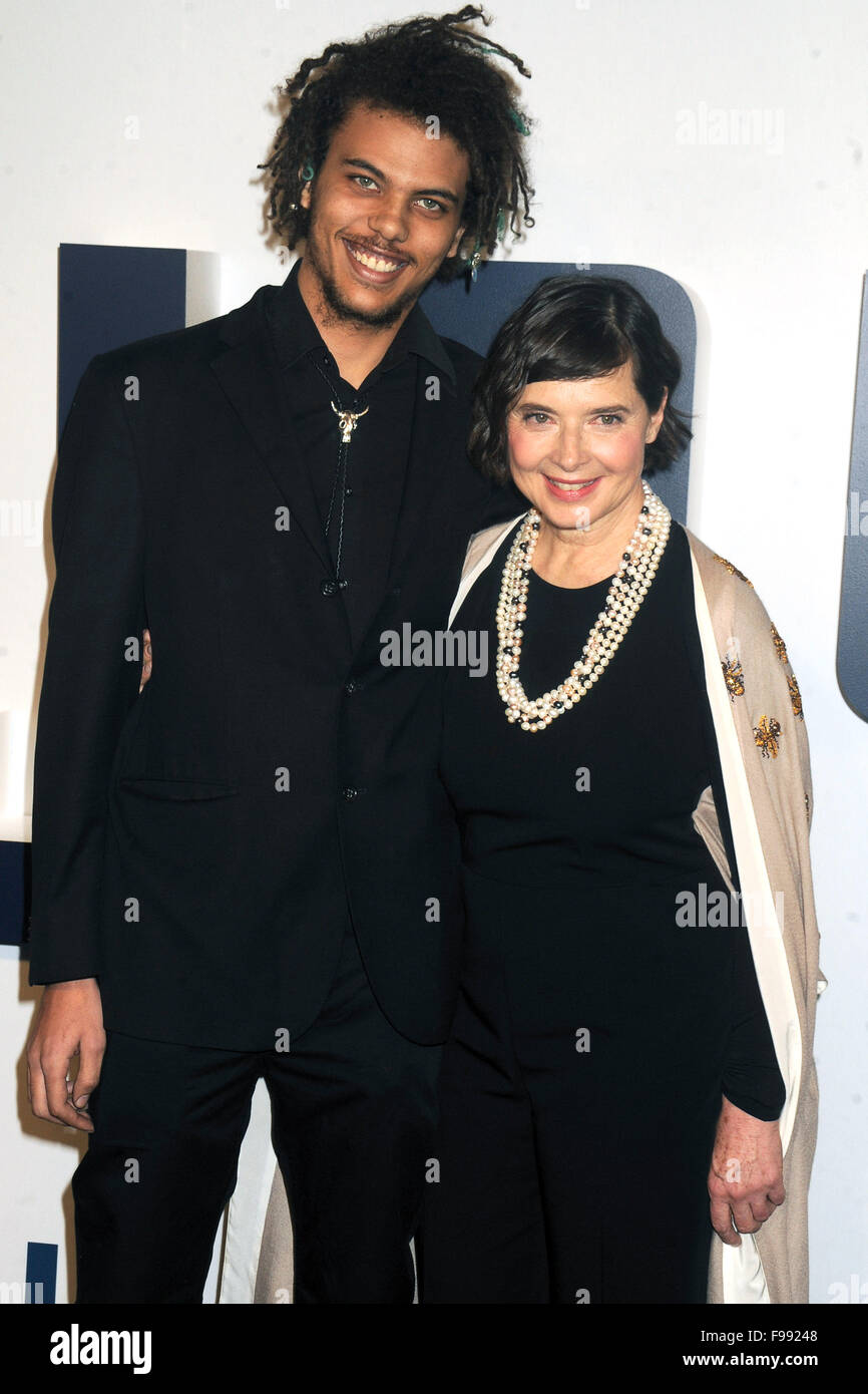 La città di New York. Xiii Dec, 2015. Isabella Rossellini (R) e figlio Roberto Rossellini frequentare la "gioia" New York premiere al Teatro Ziegfeld su dicembre 13, 2015 in New York City./picture alliance © dpa/Alamy Live News Foto Stock