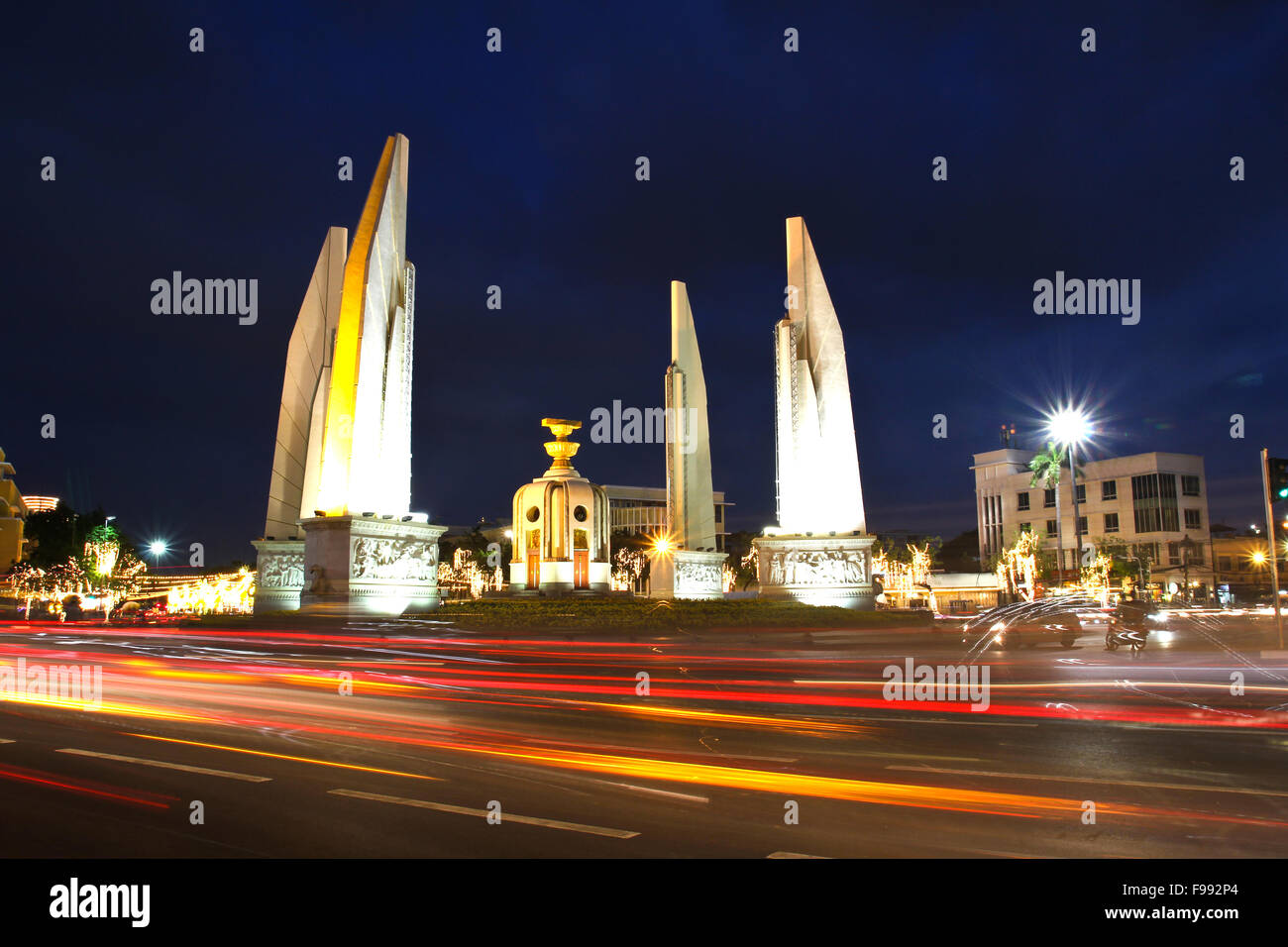 La democrazia monumento di notte, Bangkok, Thailandia. Foto Stock