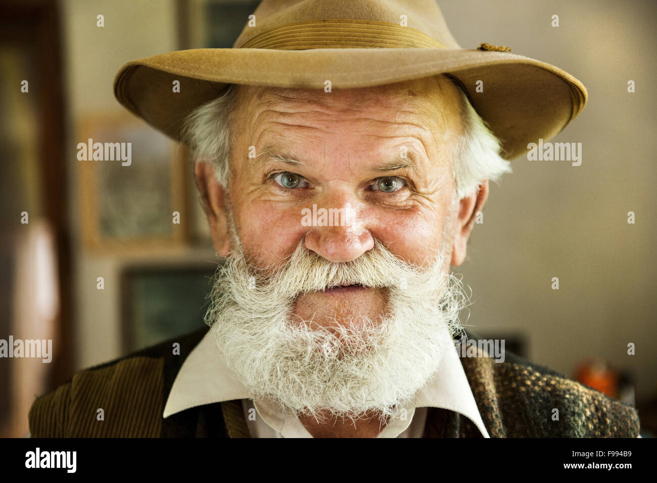 Ritratto di vecchio contadino con la barba e cappello Foto Stock