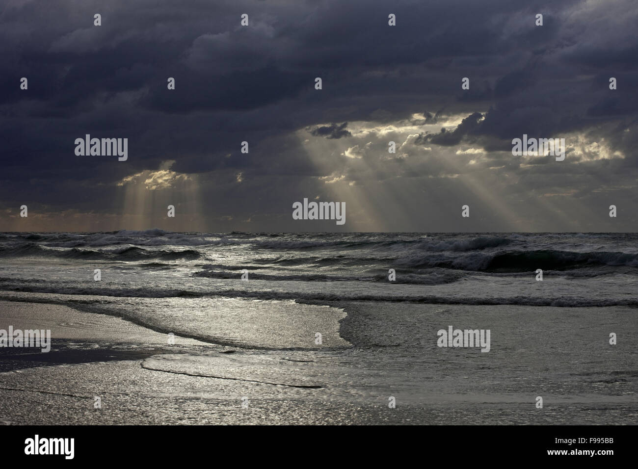 Alba durante la pioggia, East Beach vicino ai pinnacoli, Fraser Island, Australia. Foto Stock