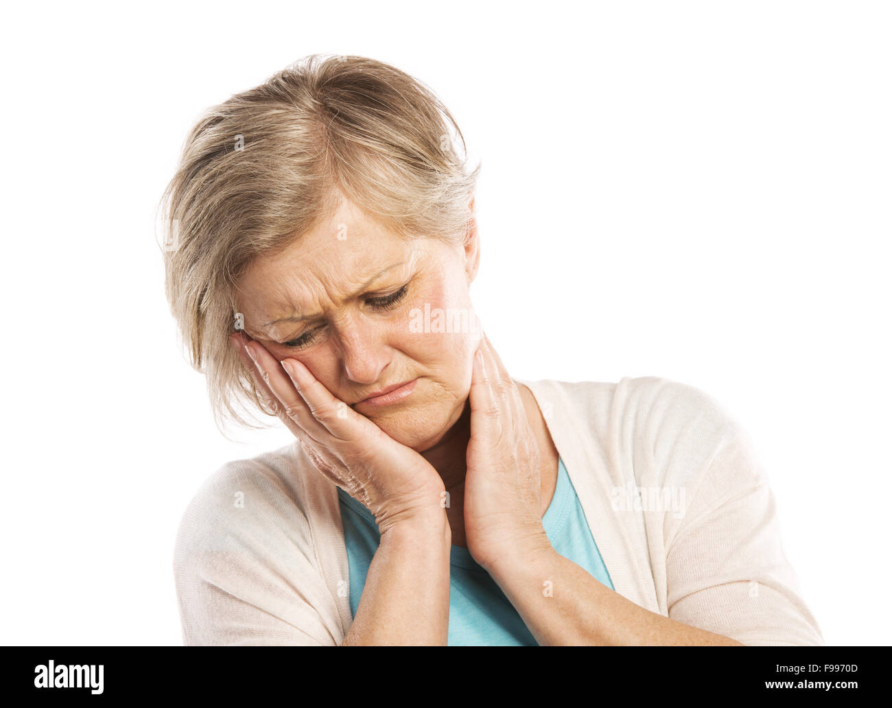 Senior donna che soffre di mal di denti, isolato su sfondo bianco Foto Stock