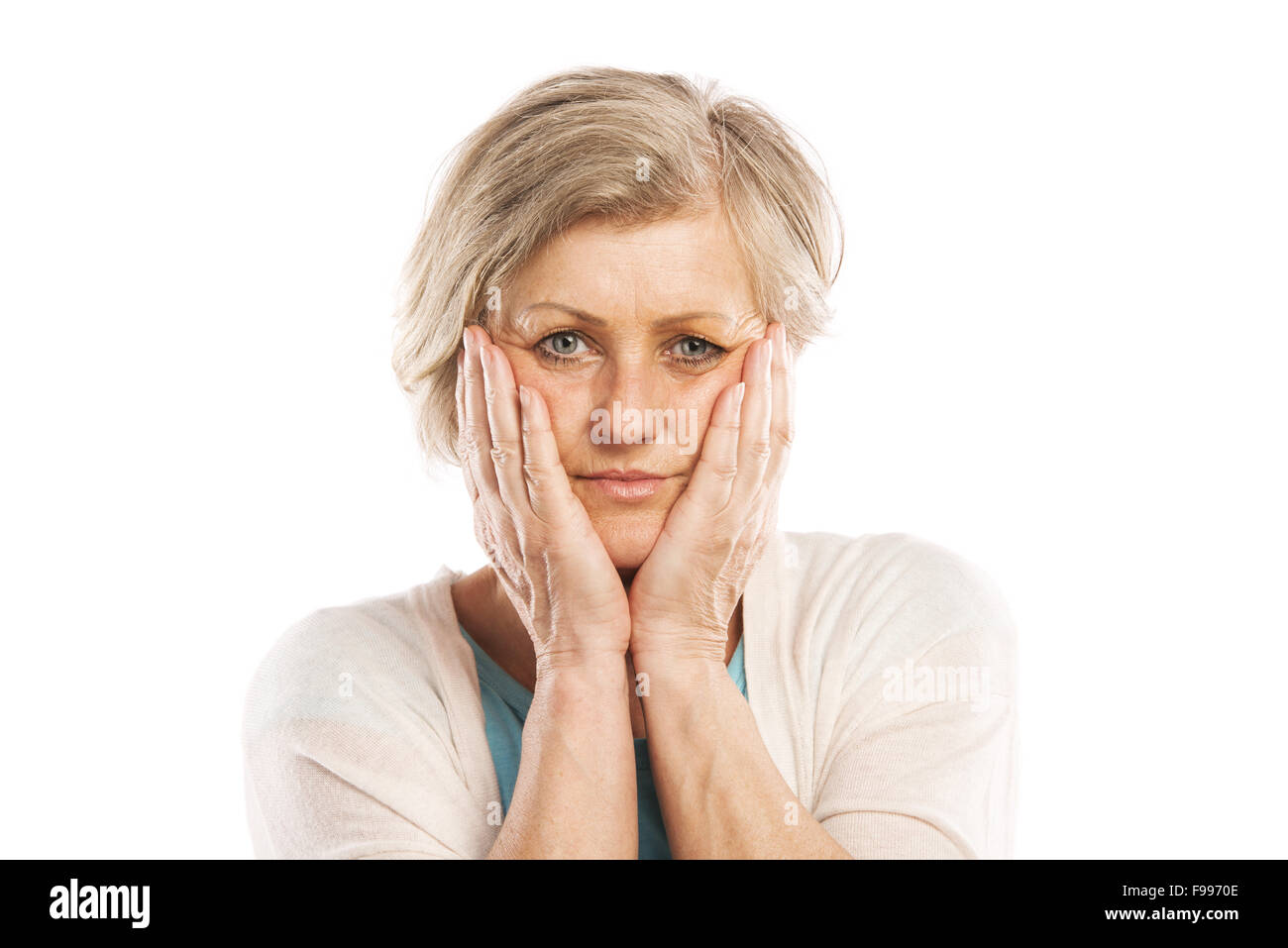 Senior donna che soffre di mal di denti, isolato su sfondo bianco Foto Stock