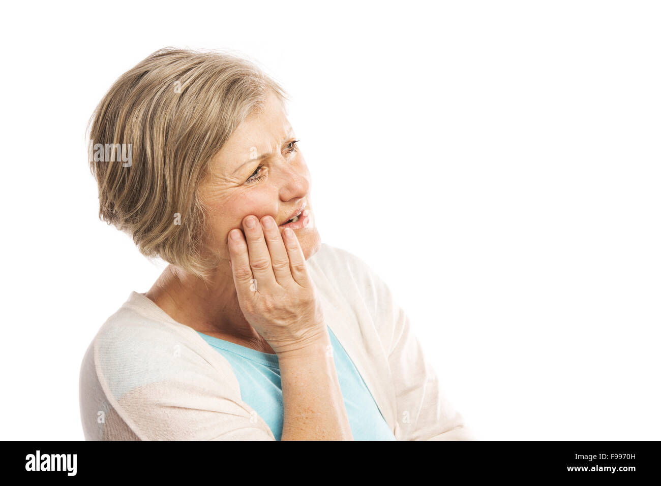 Senior donna che soffre di mal di denti, isolato su sfondo bianco Foto Stock