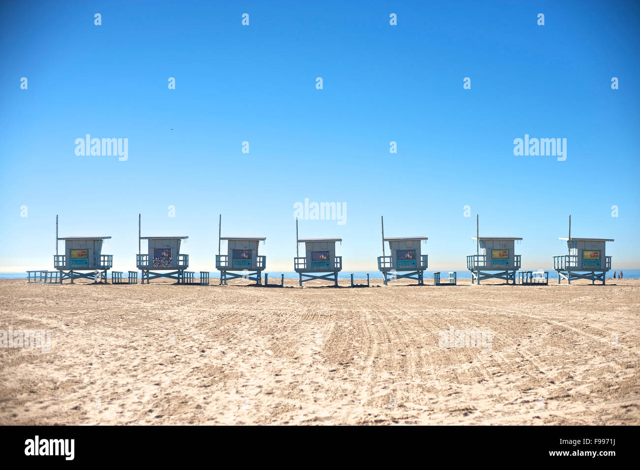 Stazione bagnino sedere in una fila sulla spiaggia di Venezia a Los Angeles in California Foto Stock