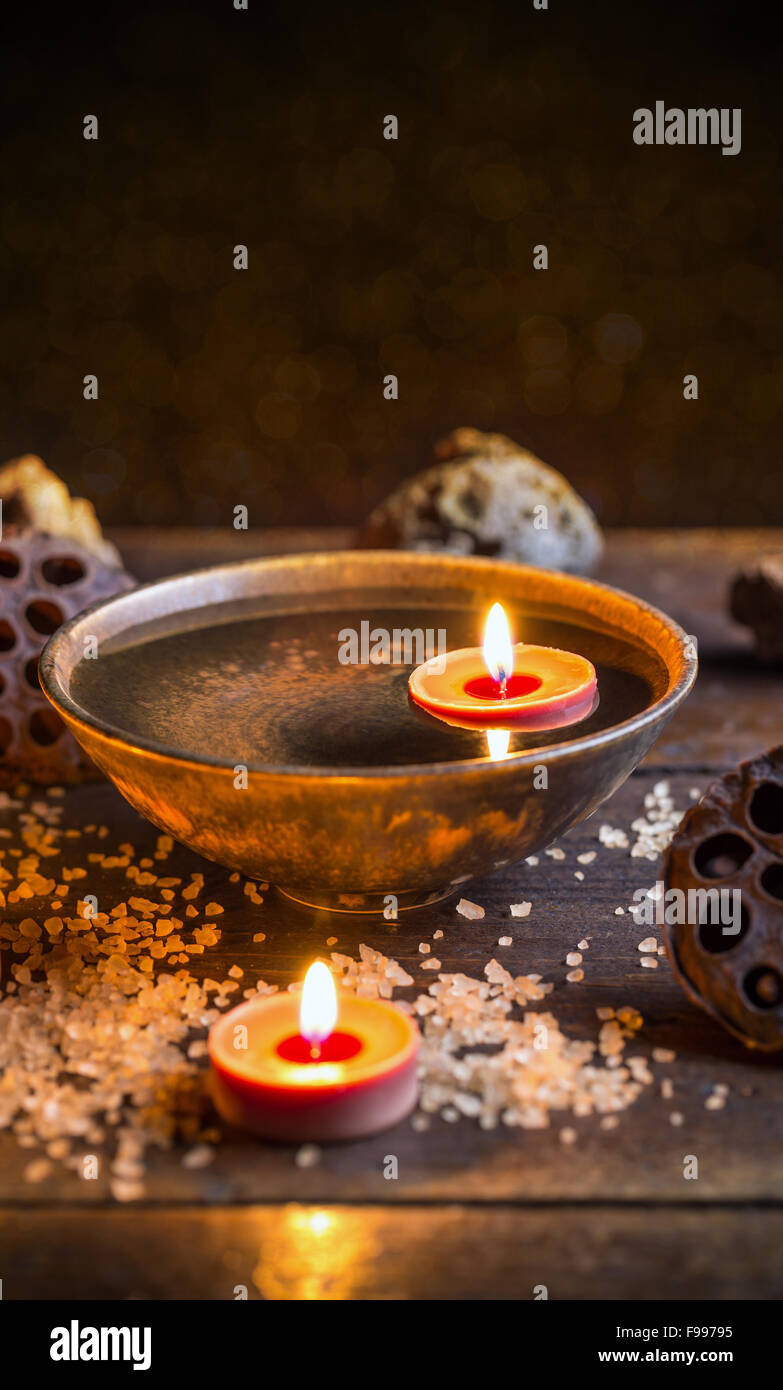 Concetto di Spa aromatico con candele galleggianti Foto Stock