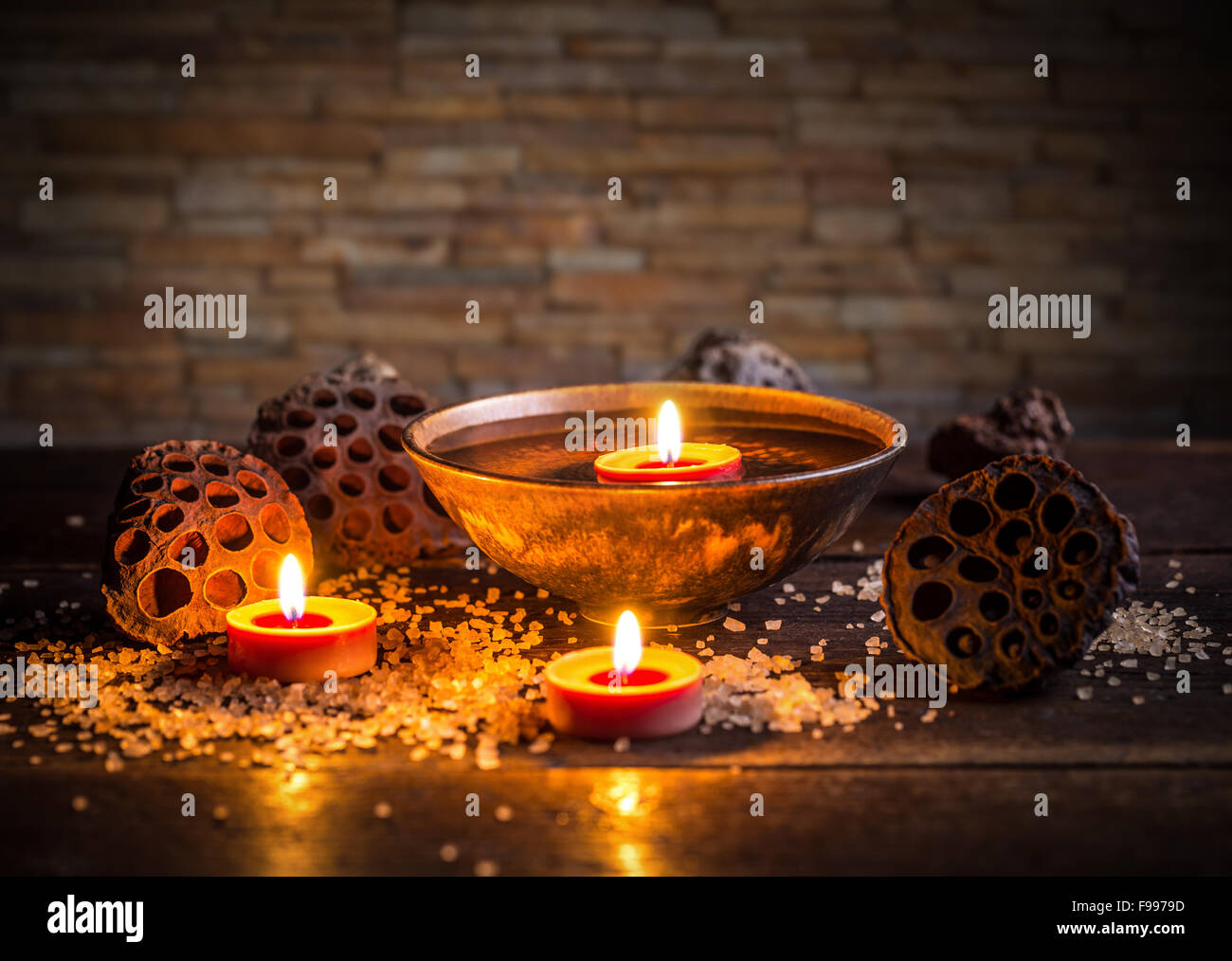 Concetto di Spa aromatico con candele galleggianti Foto Stock
