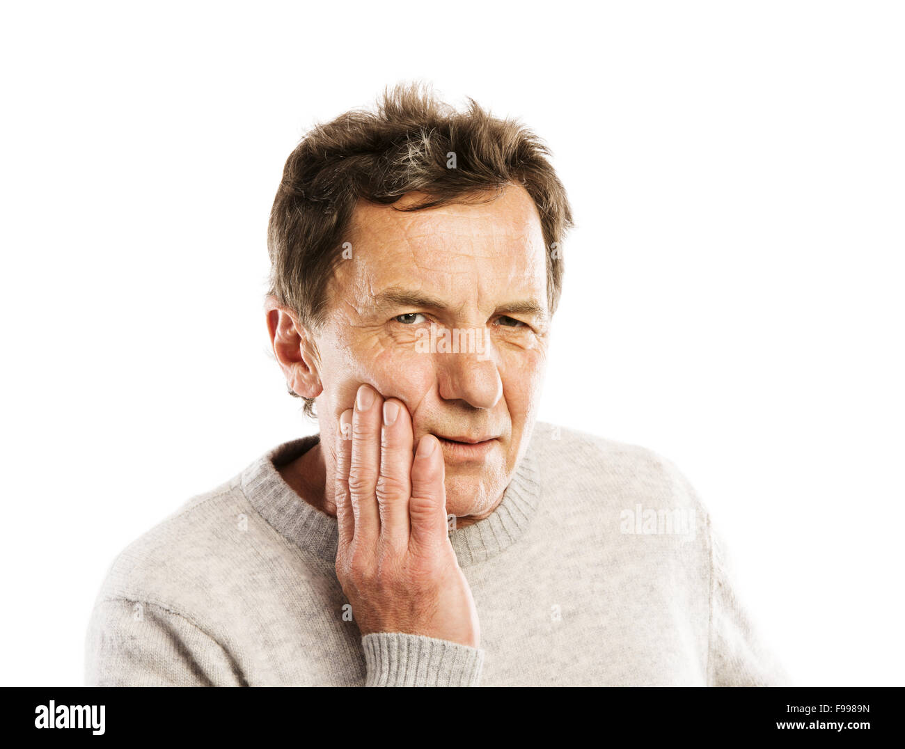 Senior uomo ha mal di denti, isolato su sfondo bianco Foto Stock