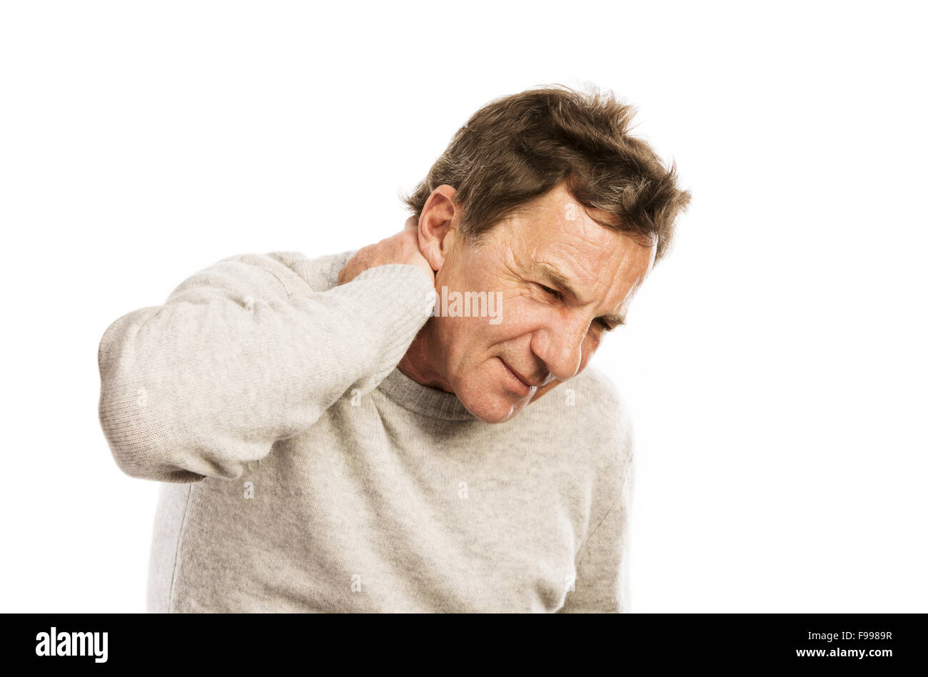 Senior l uomo che soffre di dolori al collo, isolato su sfondo bianco Foto Stock