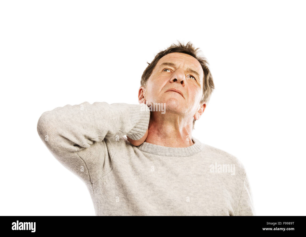 Senior l uomo che soffre di dolori al collo, isolato su sfondo bianco Foto Stock
