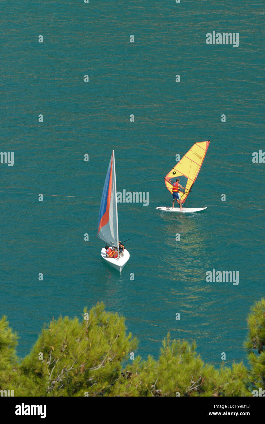 Windsurf sul mare italiano Foto Stock