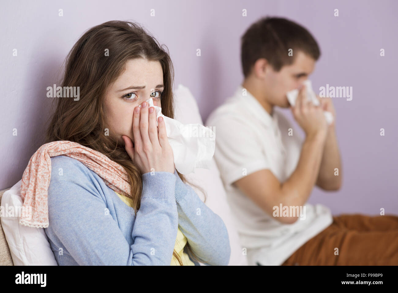 Malati donna e uomo avere freddo, influenza e febbre alta. Foto Stock