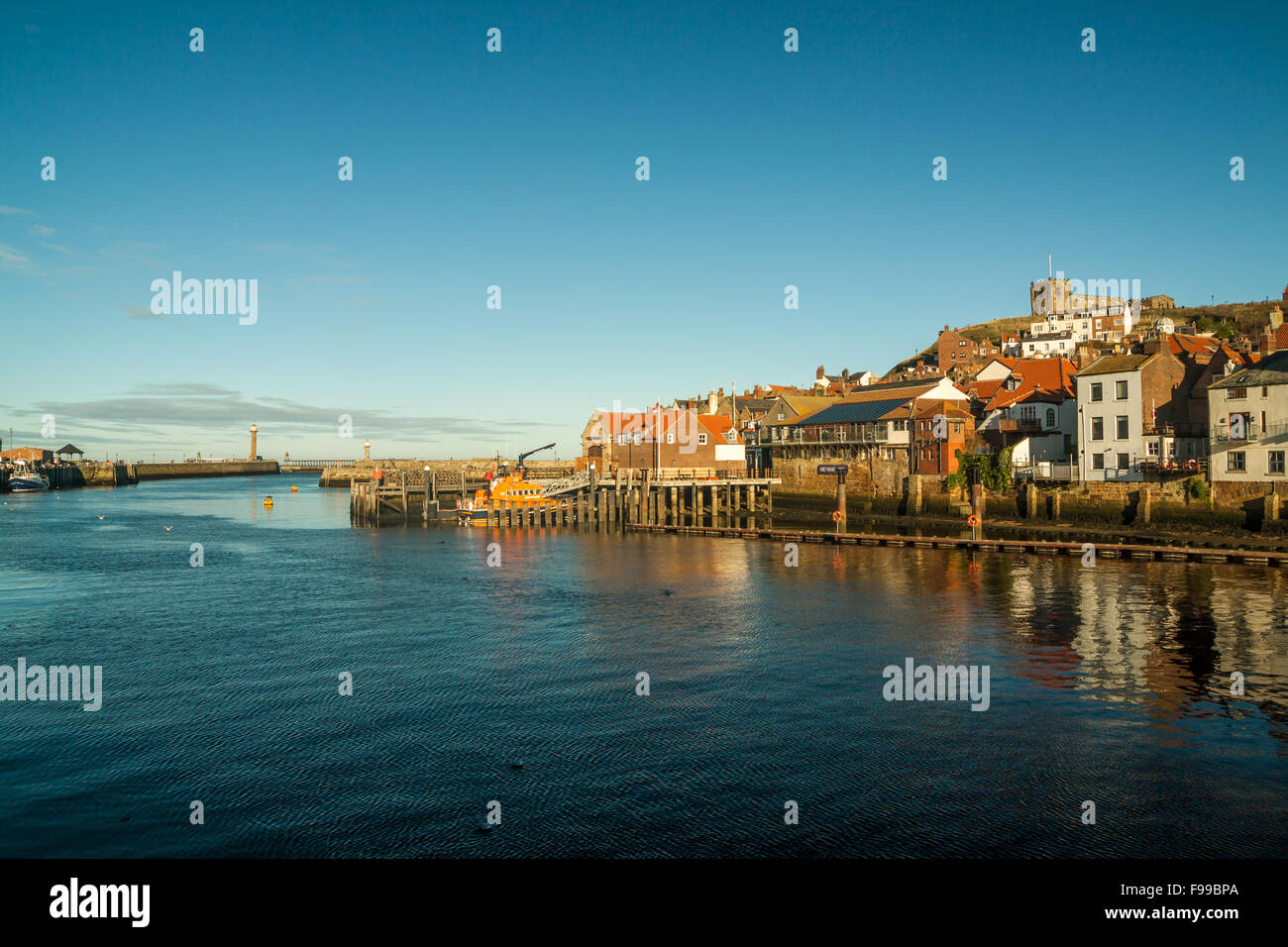 Incantevole cittadina di mare di Whitby nel North Yorkshire, Inghilterra. Foto Stock