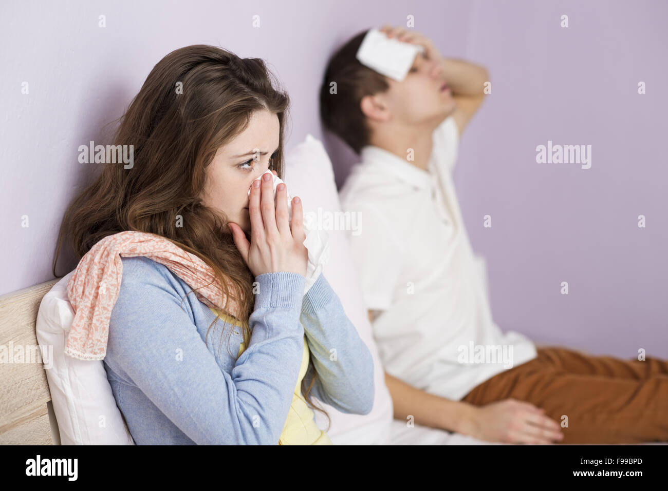 Malati donna e uomo avere freddo, influenza e febbre alta. Foto Stock