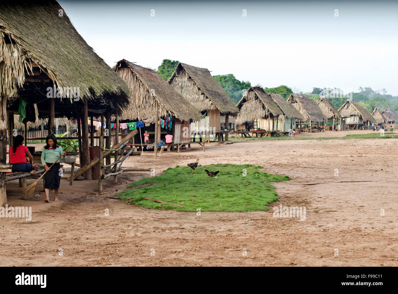 Manco Capac, Shipibo tribù remoto villaggio su un fiume Pisqui ,foresta amazzonica, Perù Foto Stock
