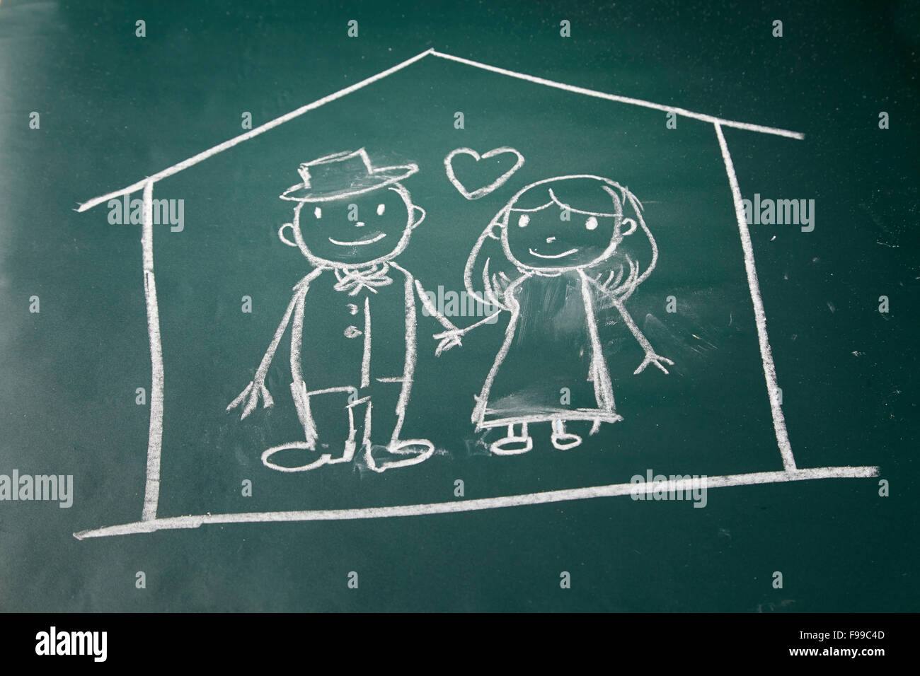 Disegnare sulla lavagna il marito e la moglie in amore protetto in una casa  Foto stock - Alamy