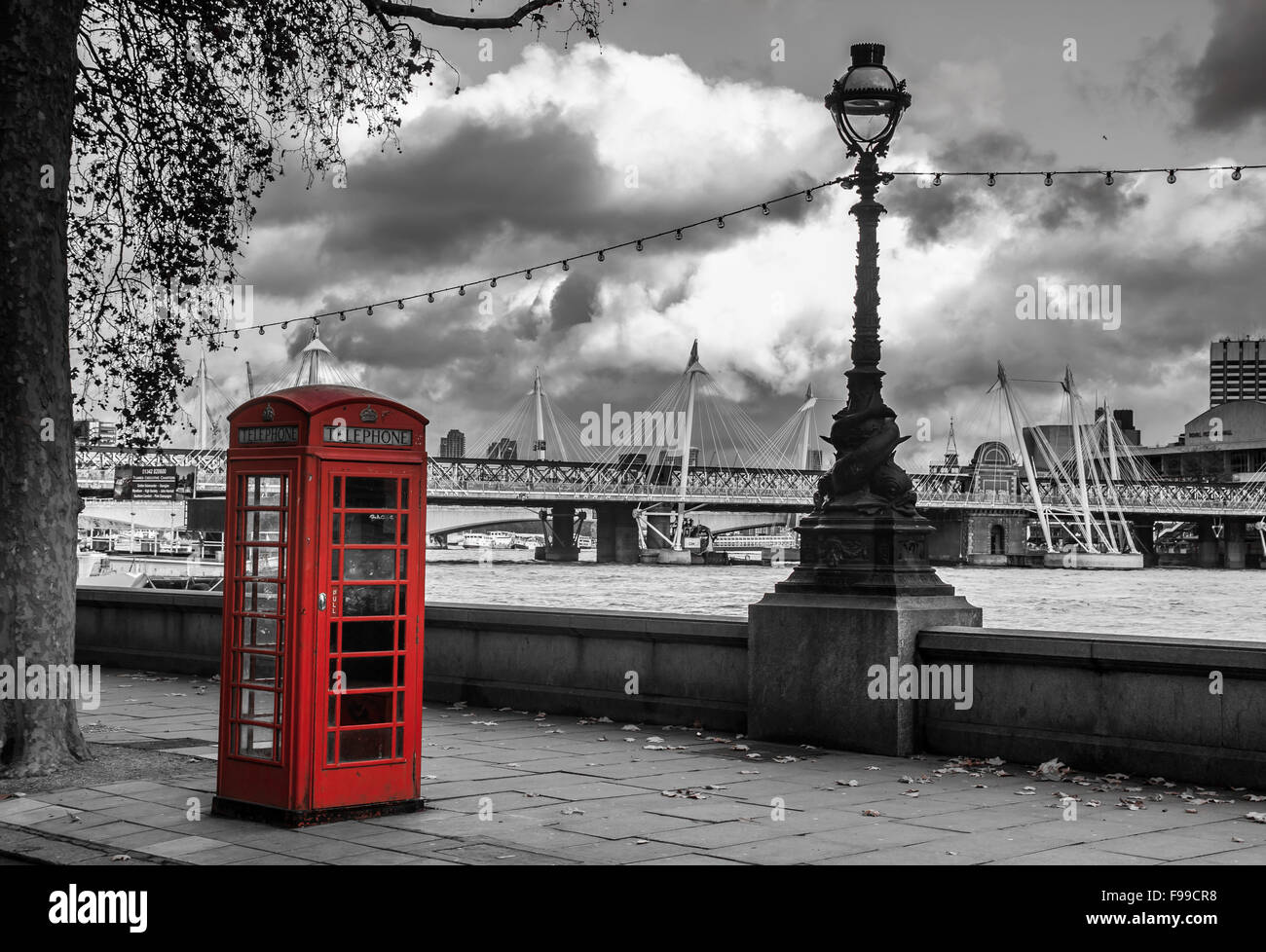 Famoso London telefono rosso scatola con Black&White background. Foto Stock