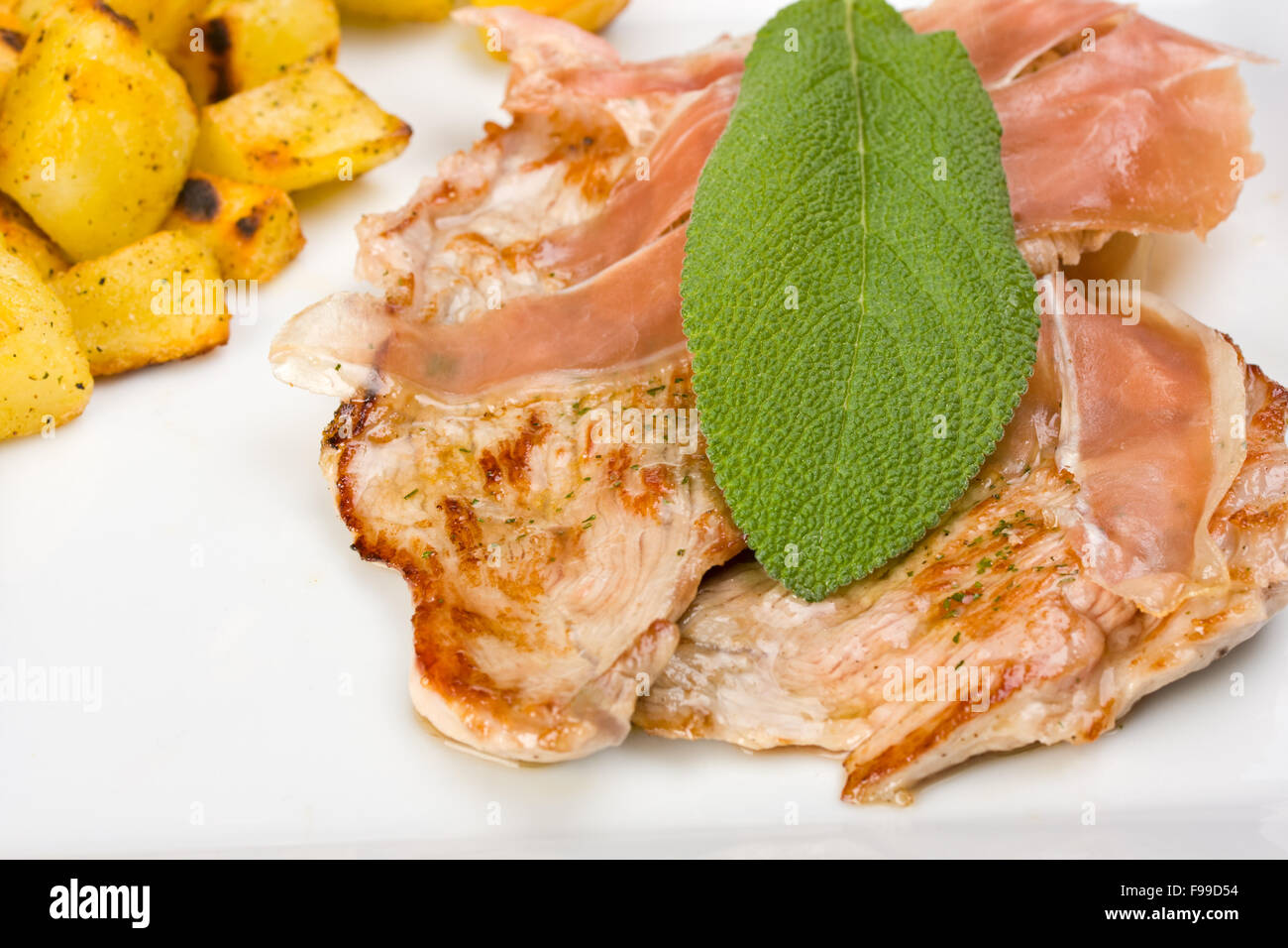 Saltimbocca alla romana con patate Foto Stock