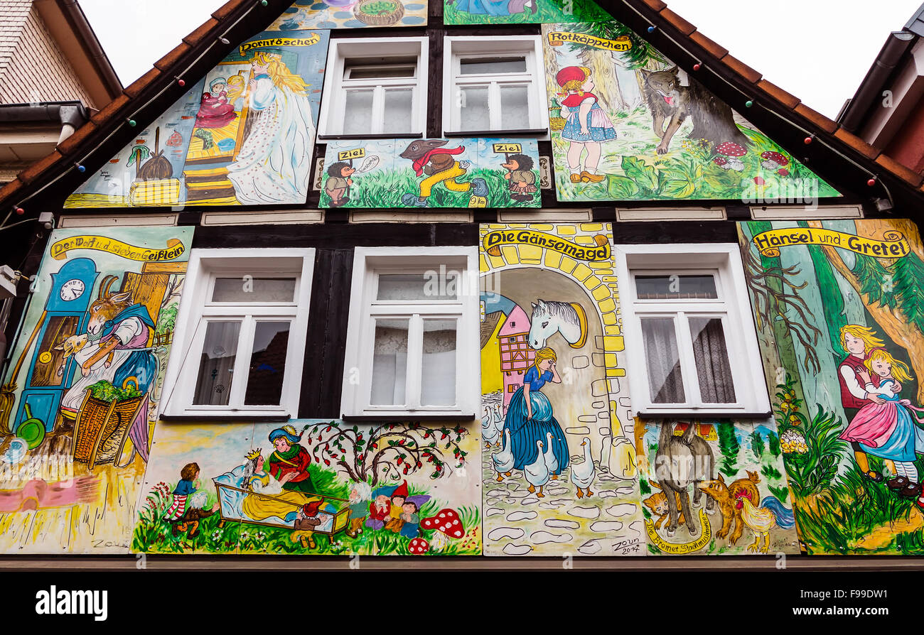 Casa dipinta nella favola città Steinau an der Straße, con scene dai fratelli Jacob e Wilhelm Grimm fiabe Foto Stock
