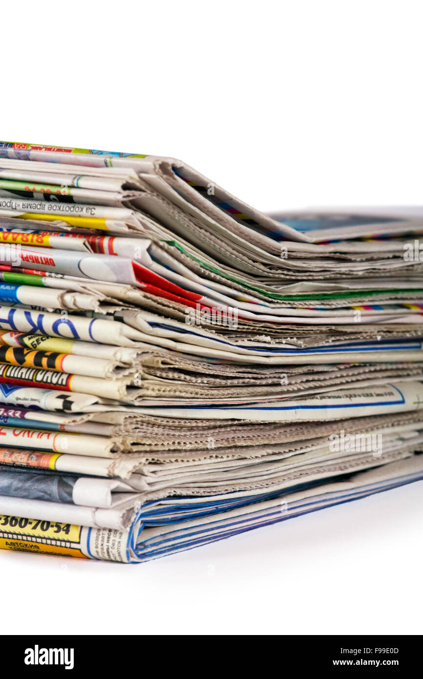 Un mucchio di giornali isolato su uno sfondo bianco Foto Stock