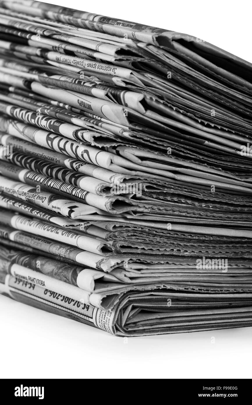Un mucchio di giornali isolato su uno sfondo bianco Foto Stock